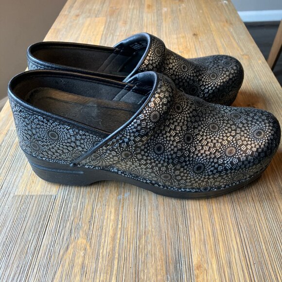 Dansko XP Clogs Starburst Medallion black and silver slip on size 38 US 6.5 - Picture 2 of 6